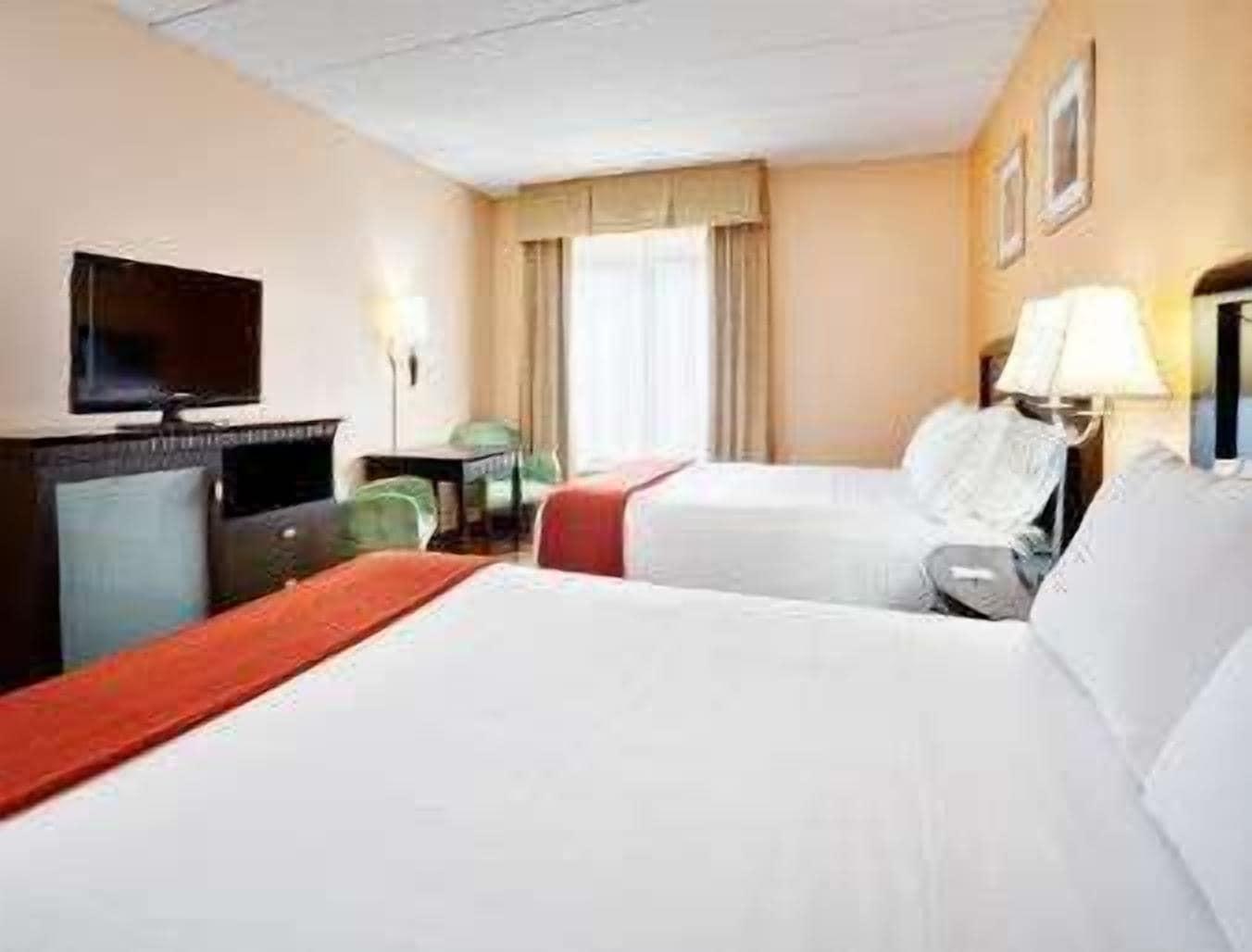 Baymont By Wyndham East Windsor Bradley Airport Hotel Exterior foto